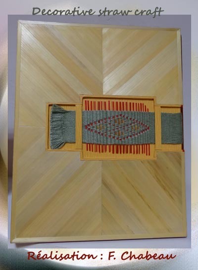 Ouvrage : Decorative straw craft Boîtier en marqueterie de paille incrustation d'un tissage en bande. Réalisation : Françoise Chabeau\\n\\n12/04/2013 00:06